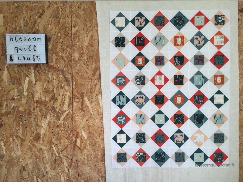 patchwork modern carré dans un carré quilt top